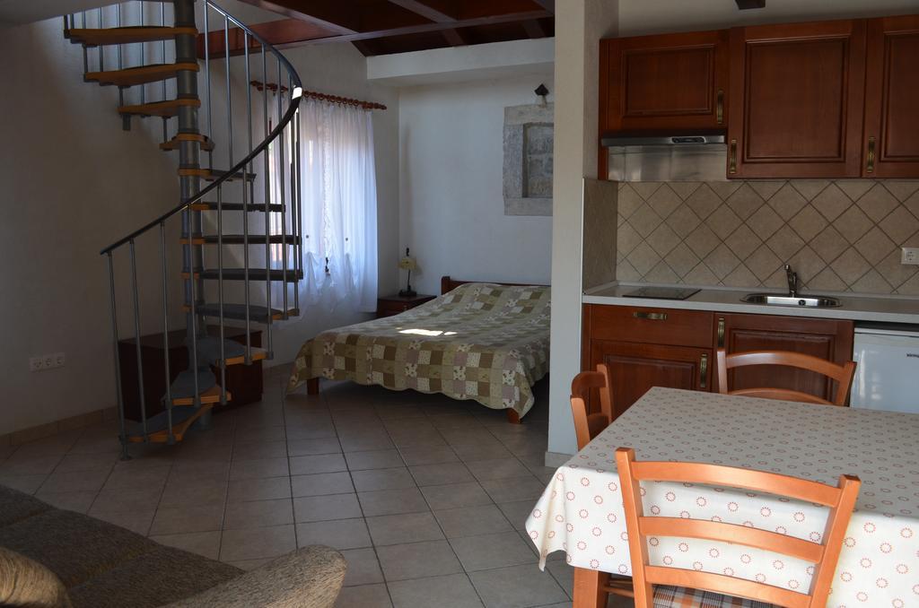 Apartments Hedviga Krk Town Exterior photo