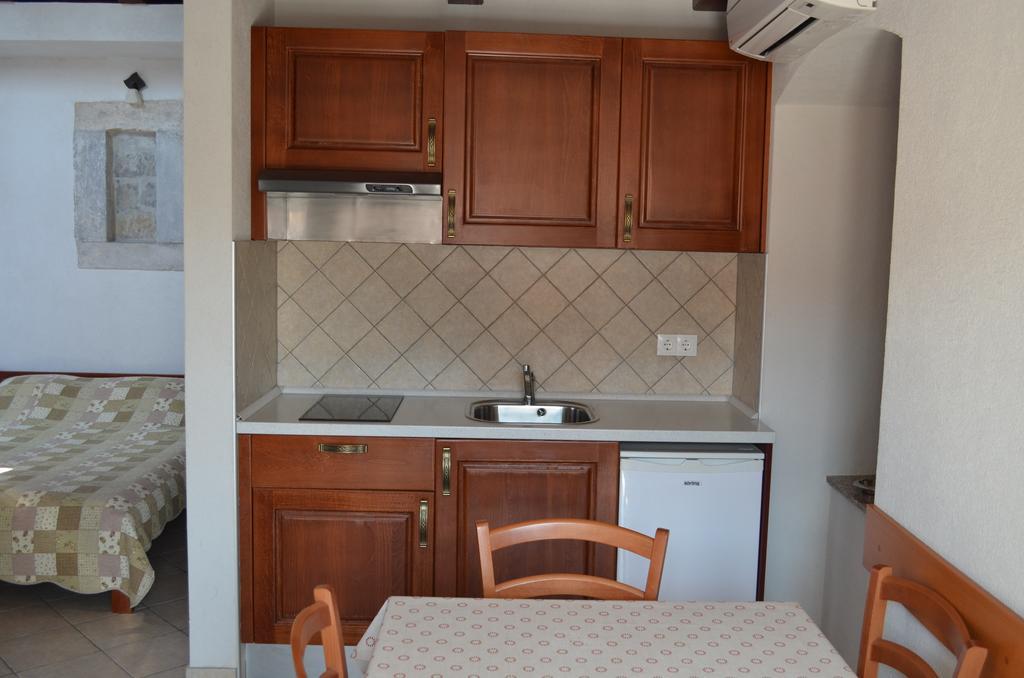 Apartments Hedviga Krk Town Exterior photo
