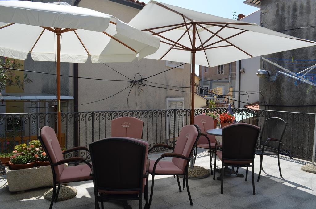 Apartments Hedviga Krk Town Exterior photo