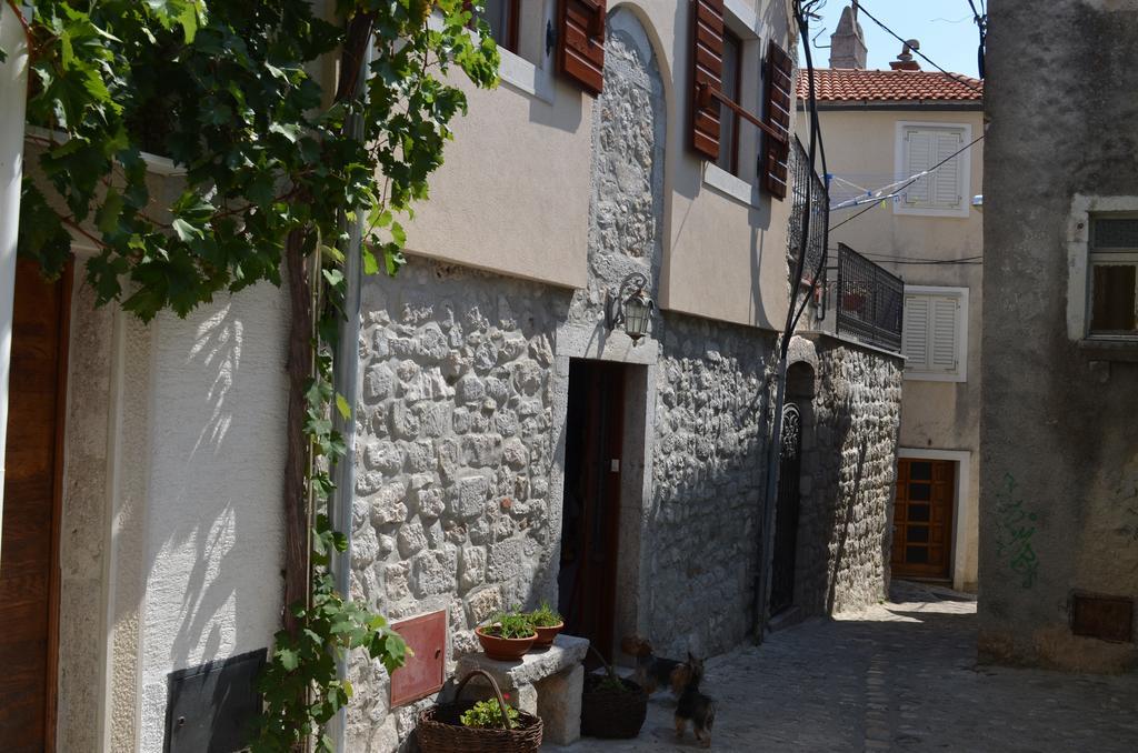 Apartments Hedviga Krk Town Exterior photo