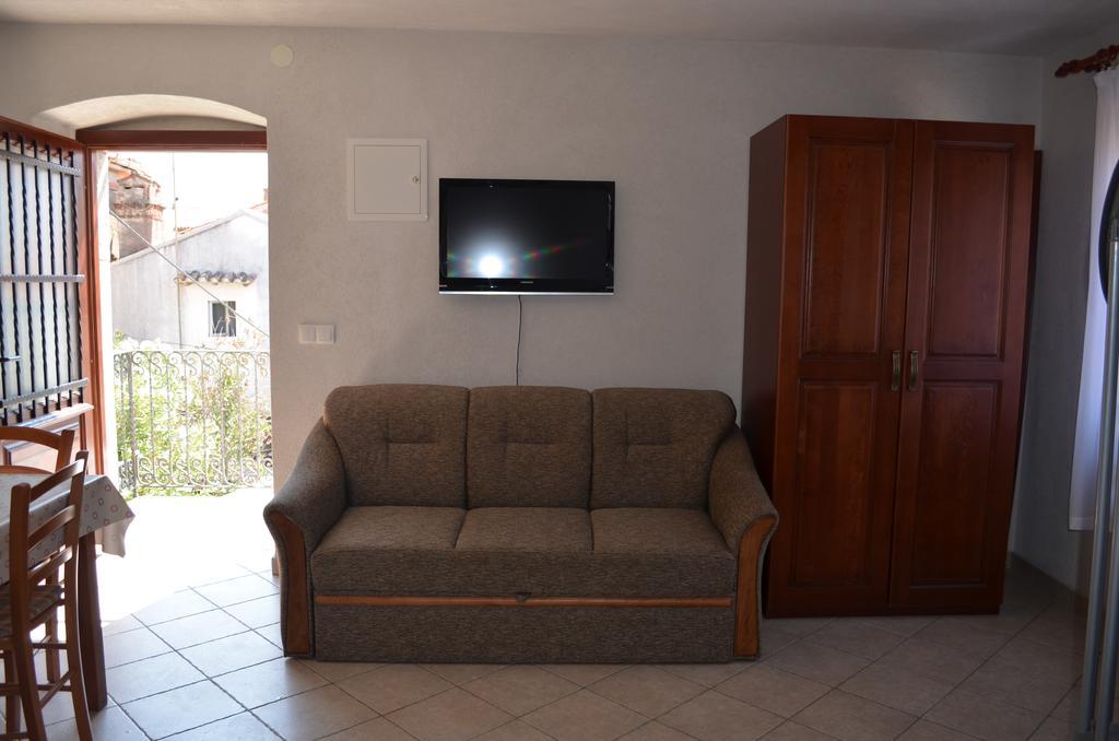 Apartments Hedviga Krk Town Exterior photo
